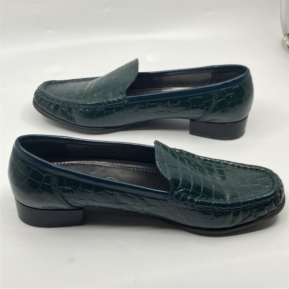 Elegant Green Crocodile Pattern Loafers - Picture 6 of 6
